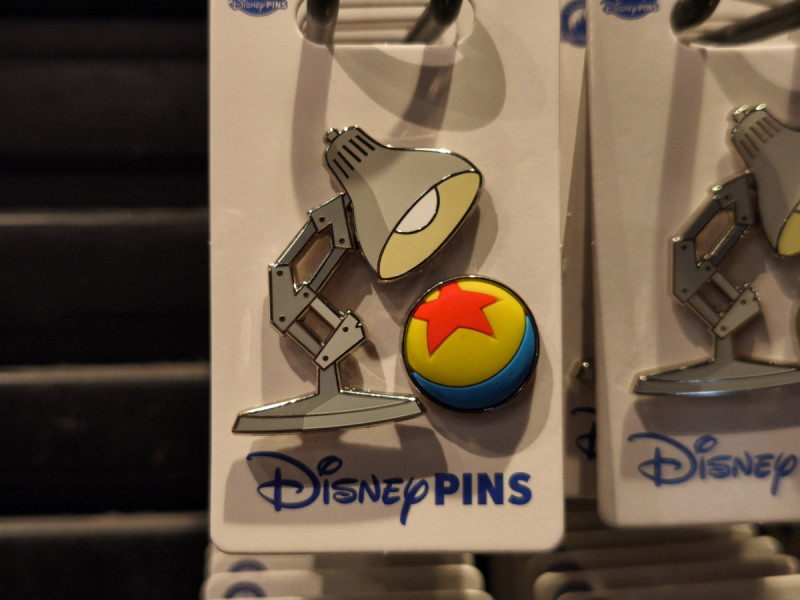 アナハイムディズニーのピンバッジ：ルクソーJr.＆ピクサーボール
