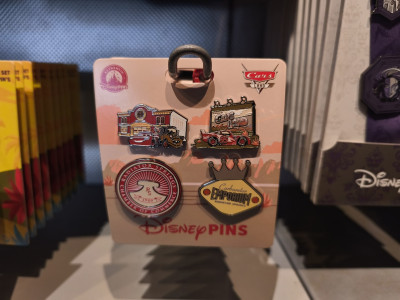 アナハイムディズニーのピンバッジ：カーズランドモチーフ4個セット