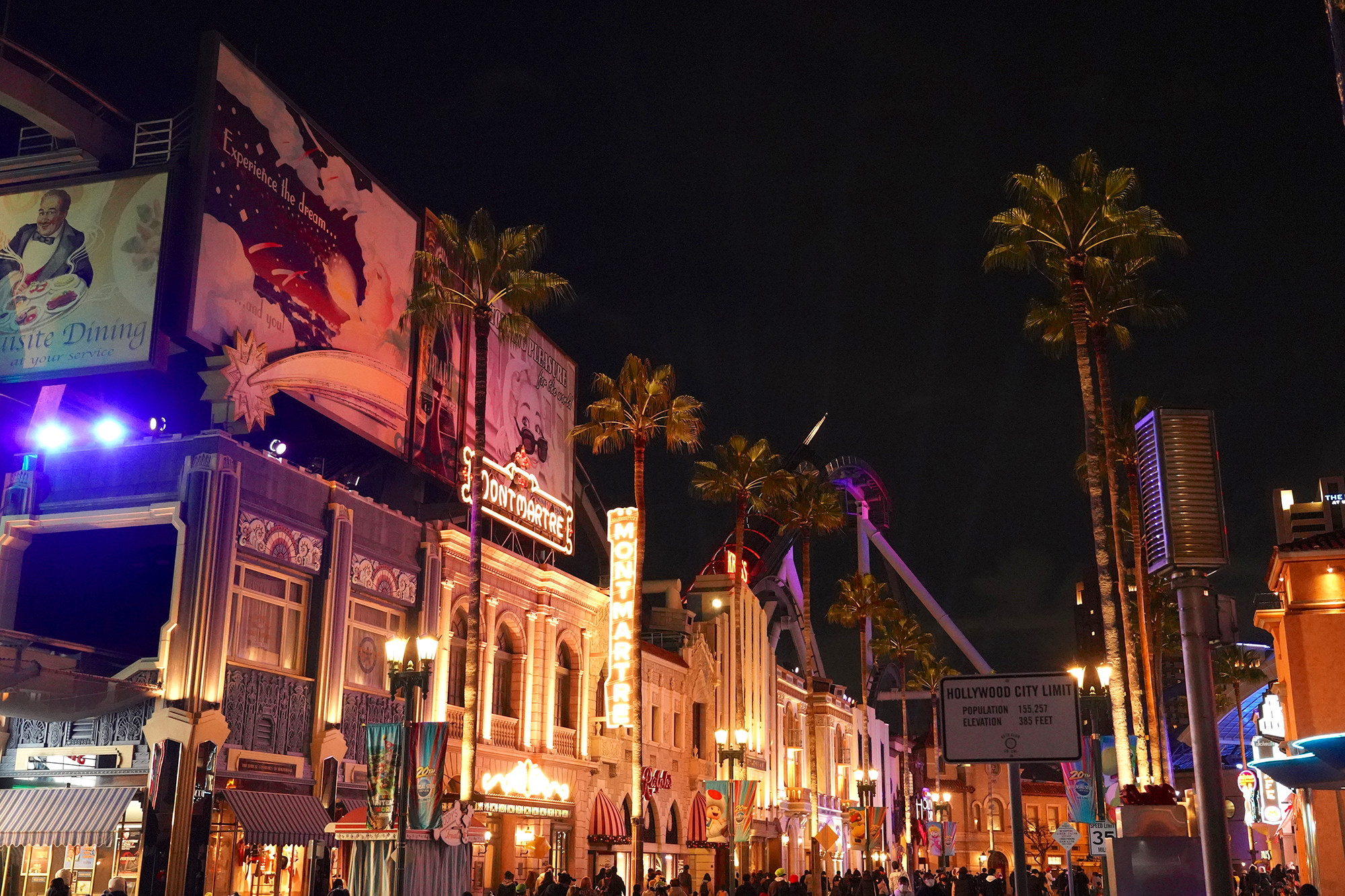 ユニバの夜はネオンの光を楽しんで キャステル Castel ディズニー情報