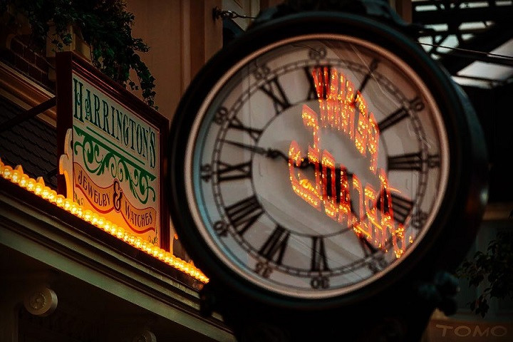 時計に反射するペニーアーケードの看板 キャステル Castel ディズニー情報