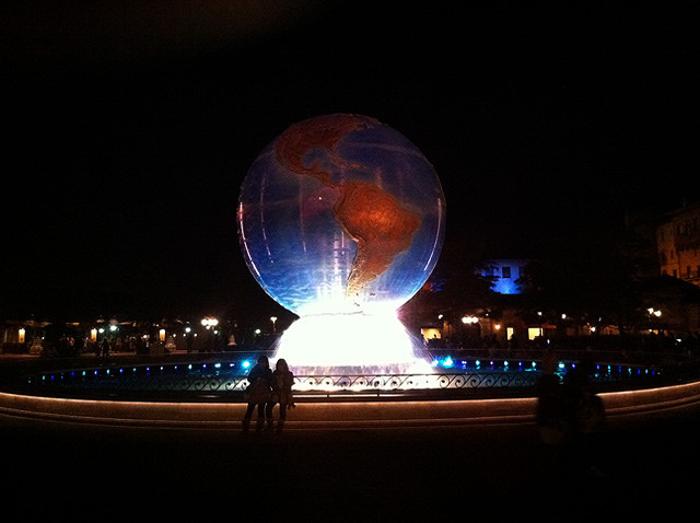 ディズニーリゾートの地球儀は夜がさらにきれい キャステル Castel ディズニー情報