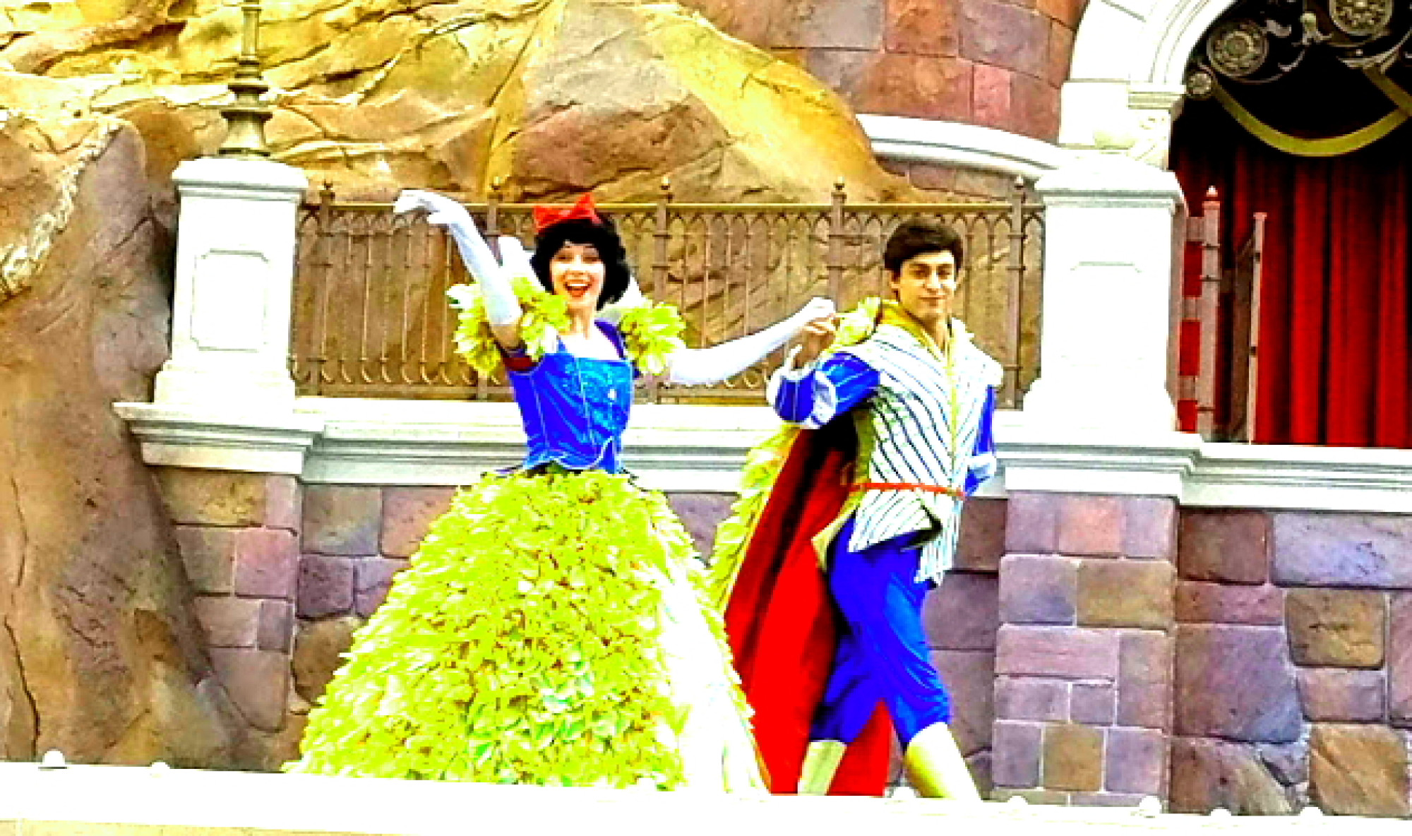 白雪姫の王子様も登場です 王子のマントは白雪姫のスカートとお揃い キャステル Castel ディズニー情報