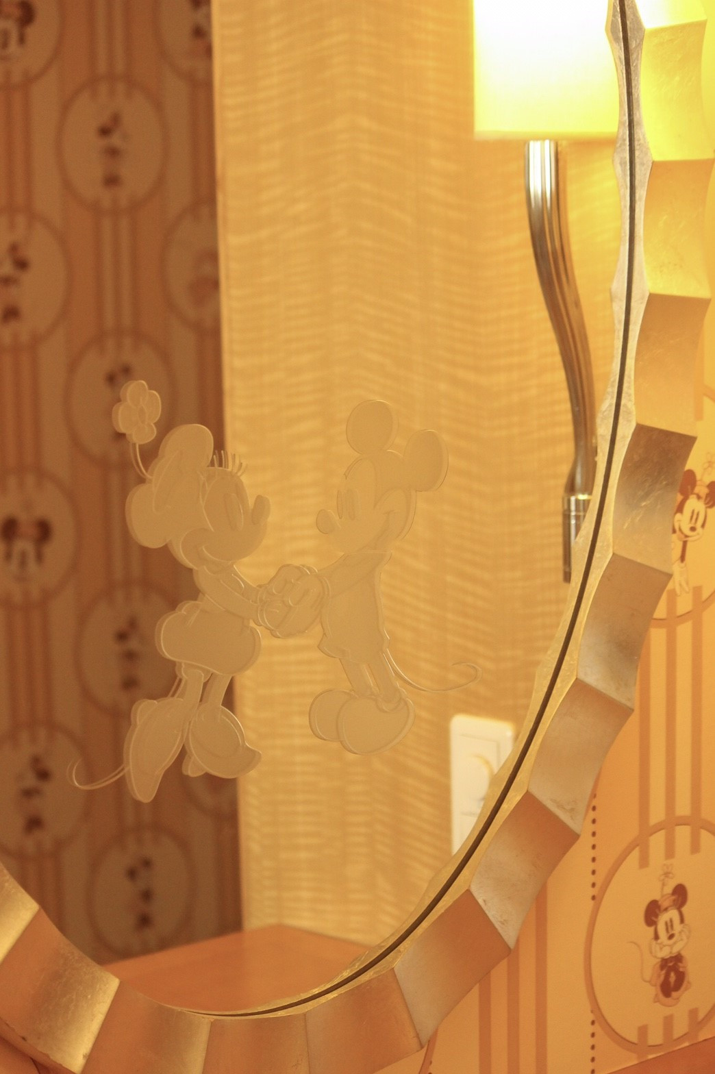 ミニーマウスルーム アンバサダーホテル の鏡 キャステル Castel ディズニー情報