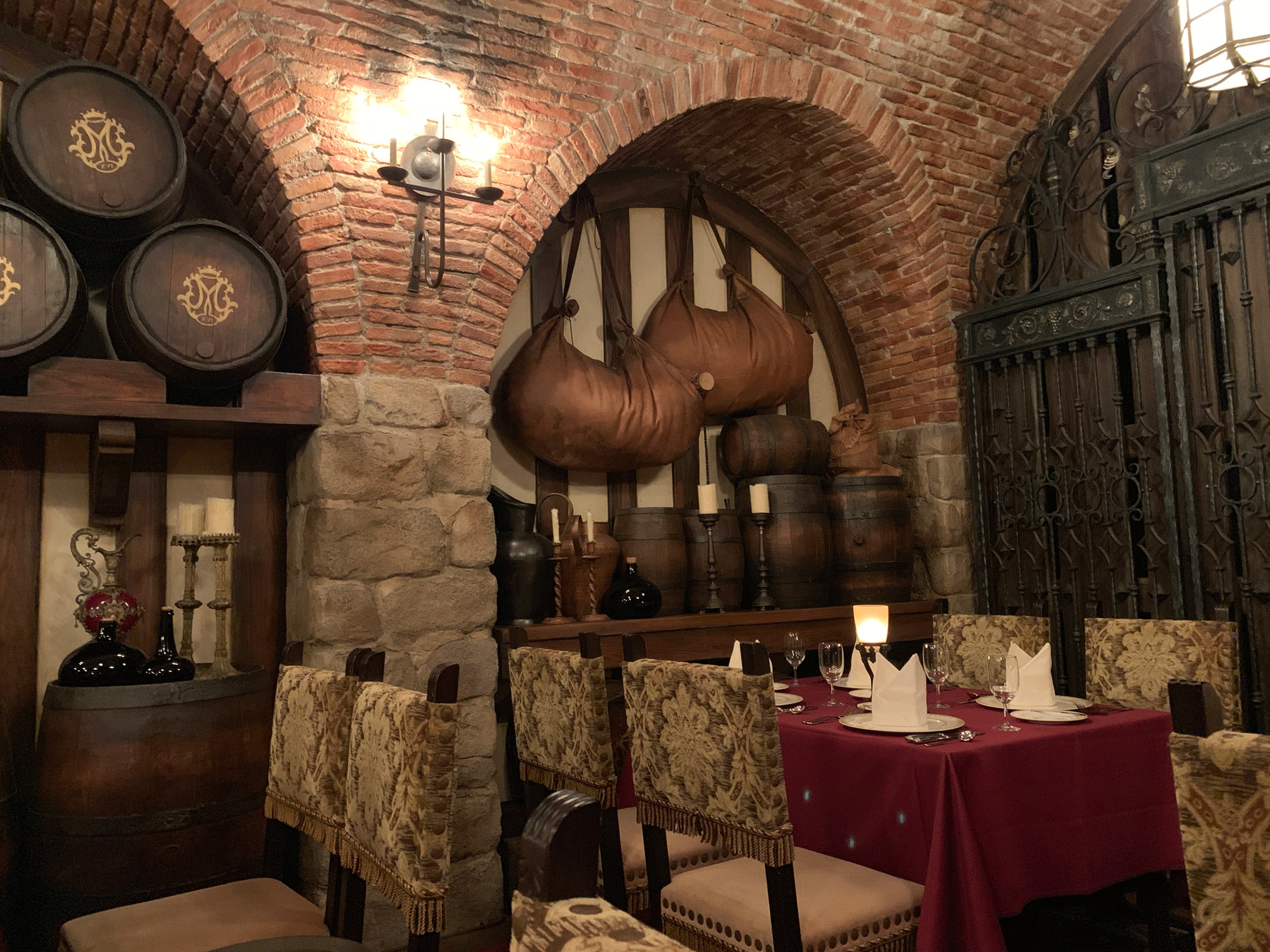 隠し部屋のワインセラー キャステル Castel ディズニー情報