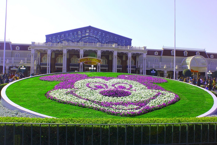 季節によって変わるミッキーの花壇 キャステル Castel ディズニー情報