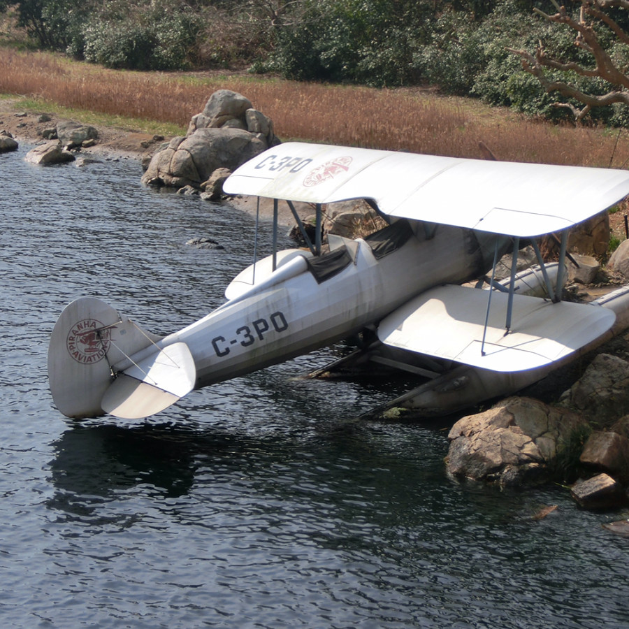 C 3poと書かれた飛行機 キャステル Castel ディズニー情報