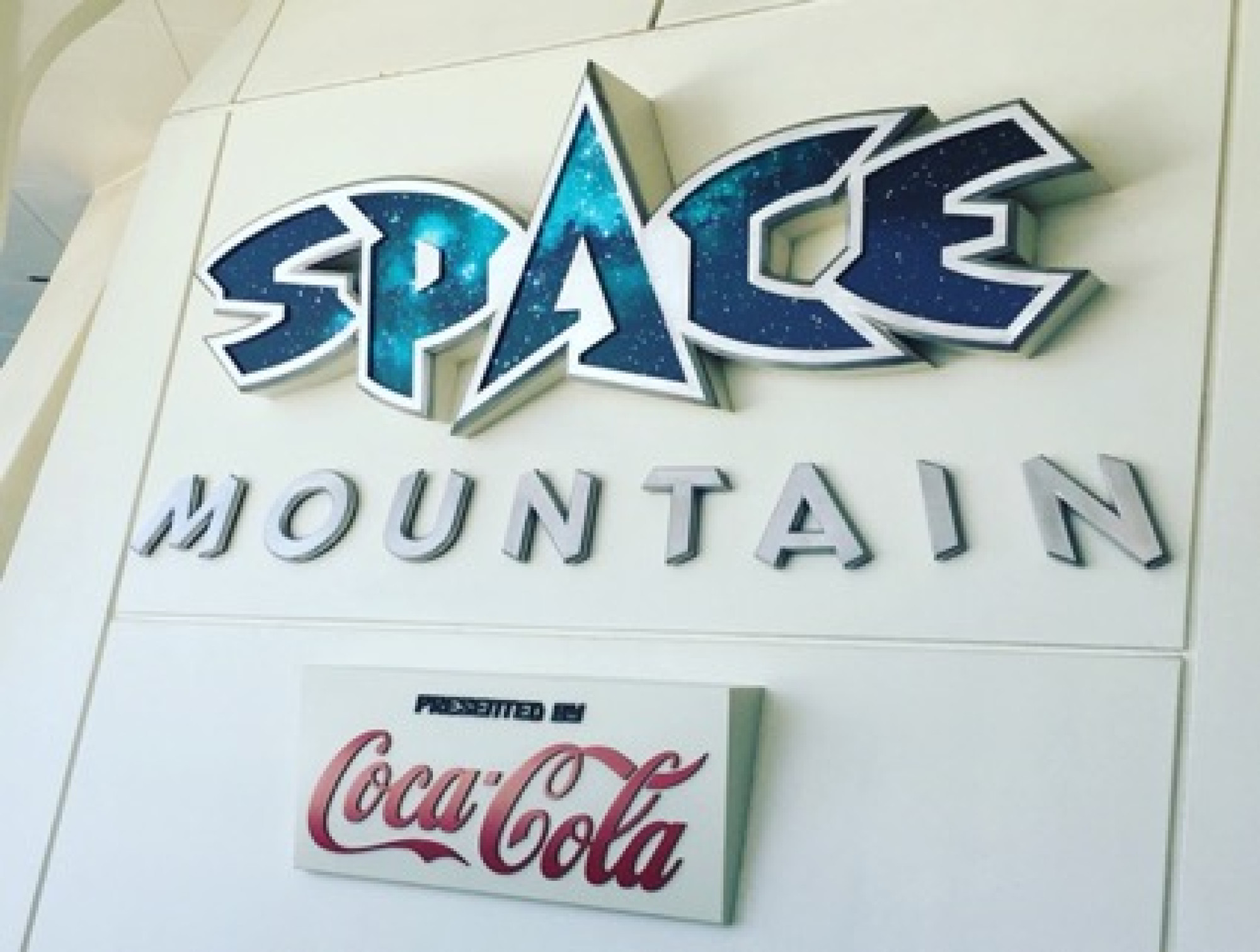 スペース マウンテンは コカ コーラがスポンサーです キャステル Castel ディズニー情報 スペース マウンテンは コカ コーラがスポンサーです キャステル Castel ディズニー情報