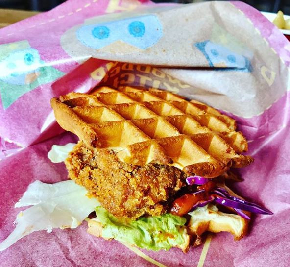 ワッフルサンドフライドチキン メイプルソース付き キャステル Castel ディズニー情報