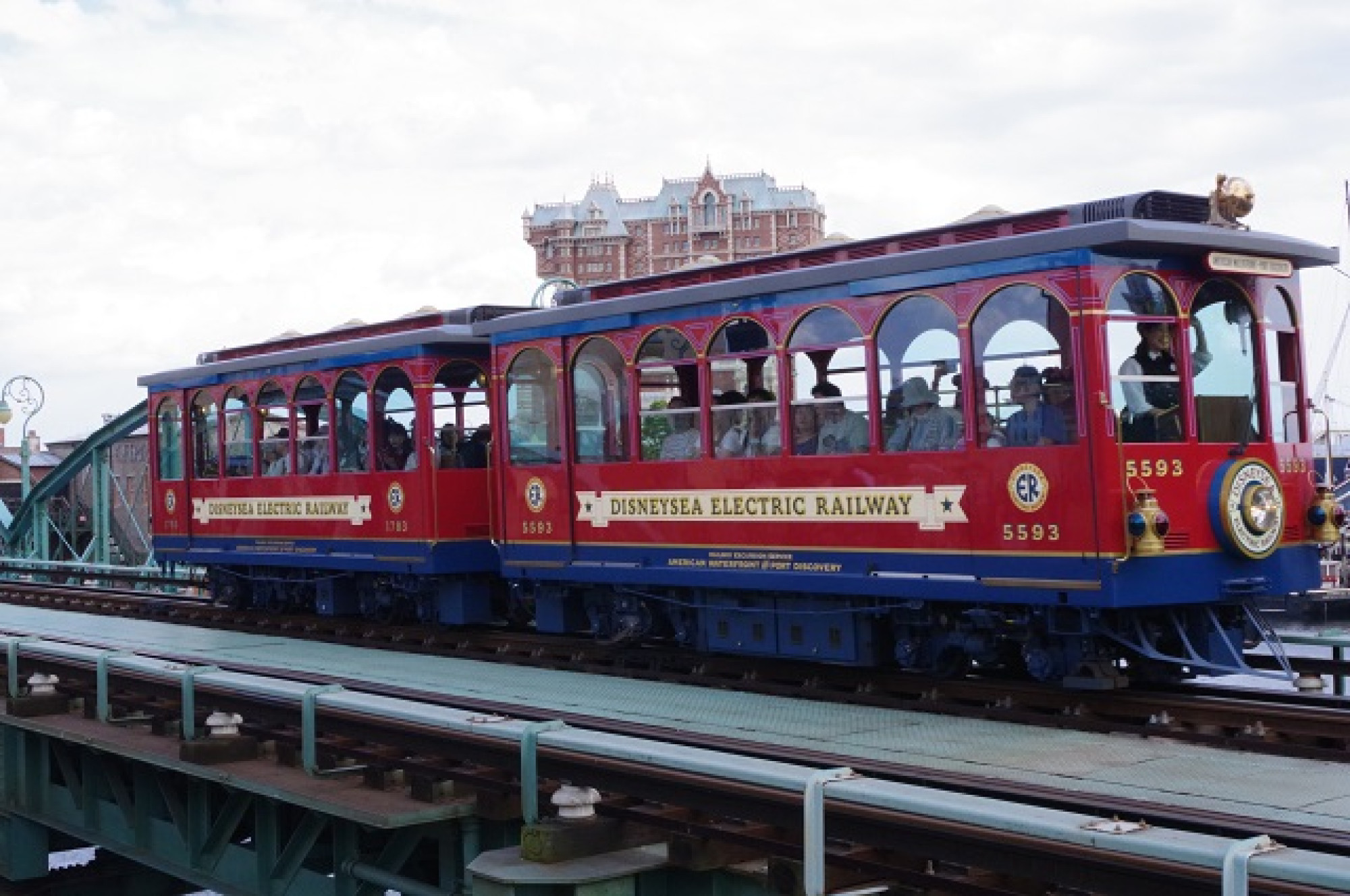 ２両編成の電車で42名 キャステル Castel ディズニー情報