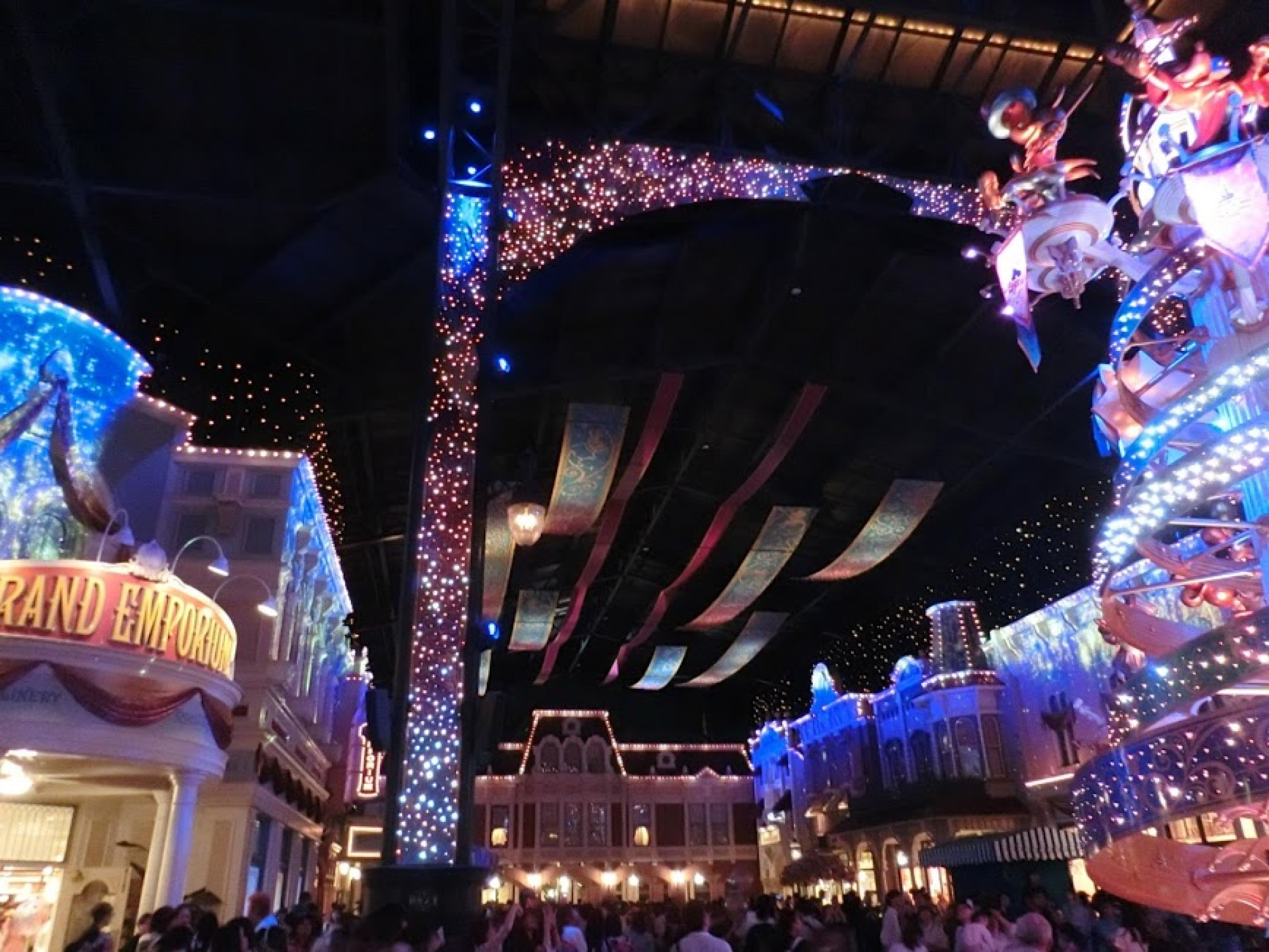 プロジェクションマッピングのbrand New Dayバラードバージョンの様子 キャステル Castel ディズニー情報