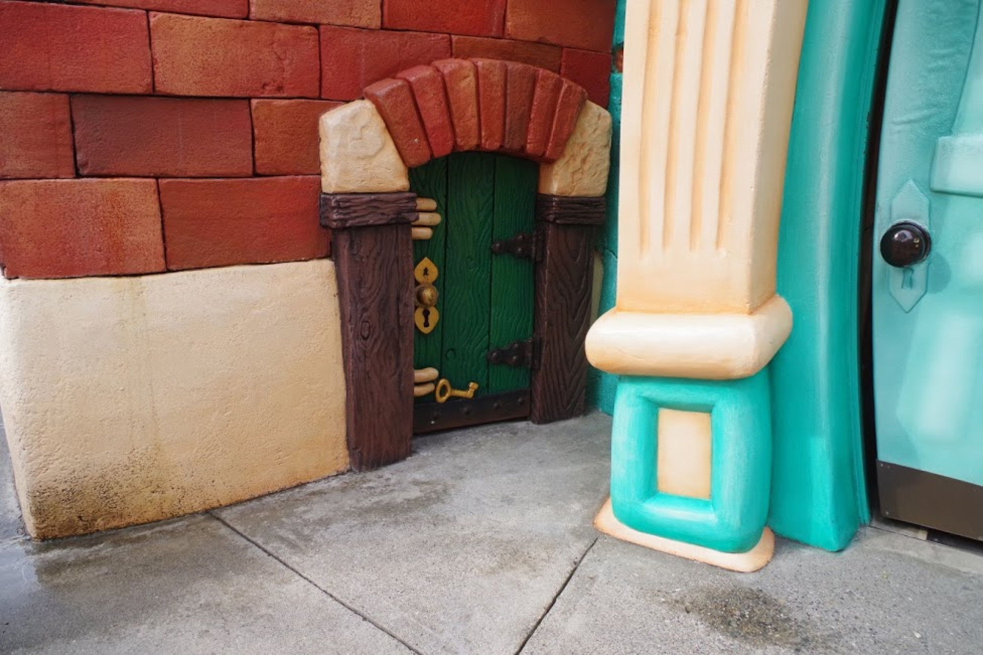 小さい扉 キャステル Castel ディズニー情報