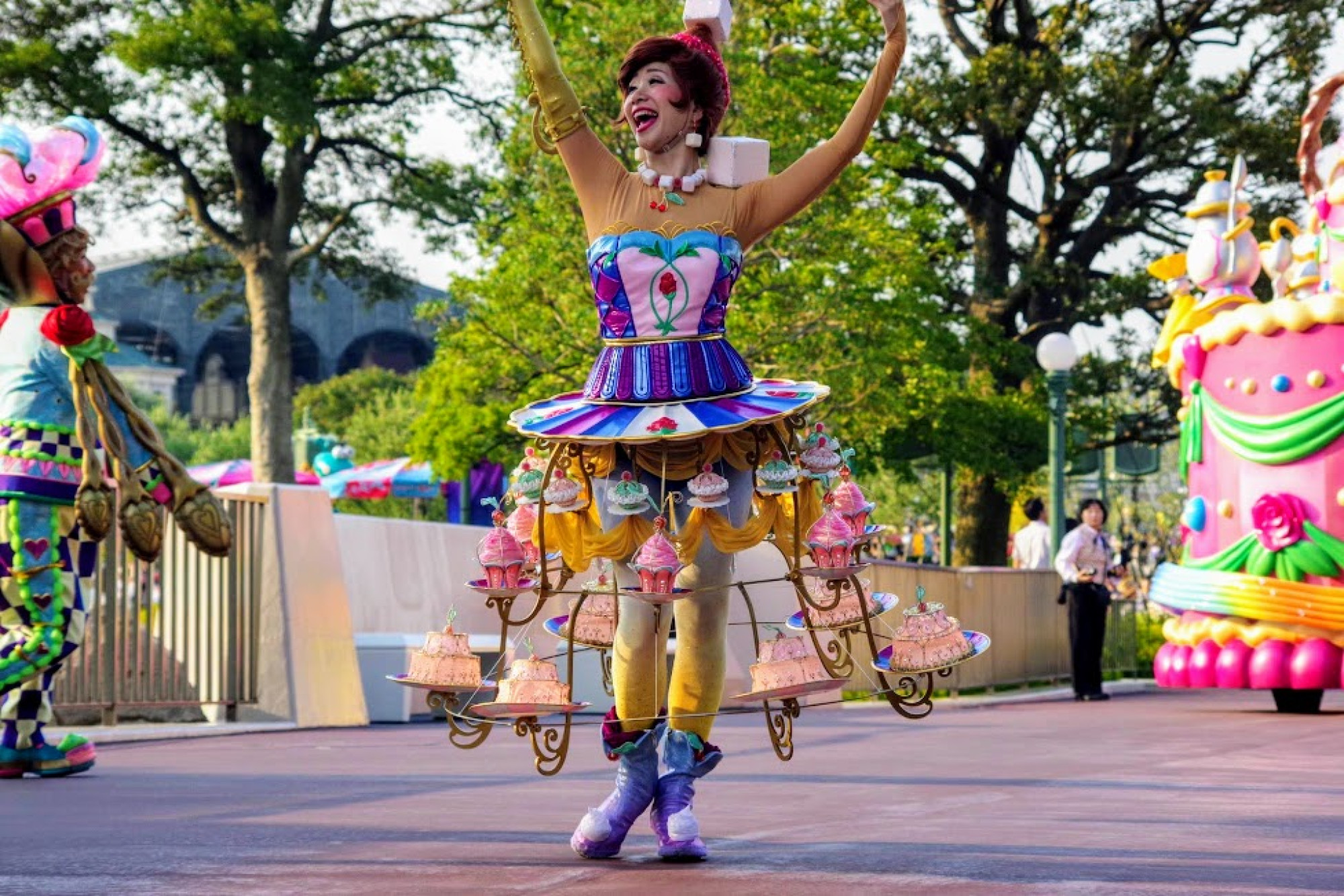 食器や家具モチーフの衣装を着たダンサー キャステル Castel ディズニー情報