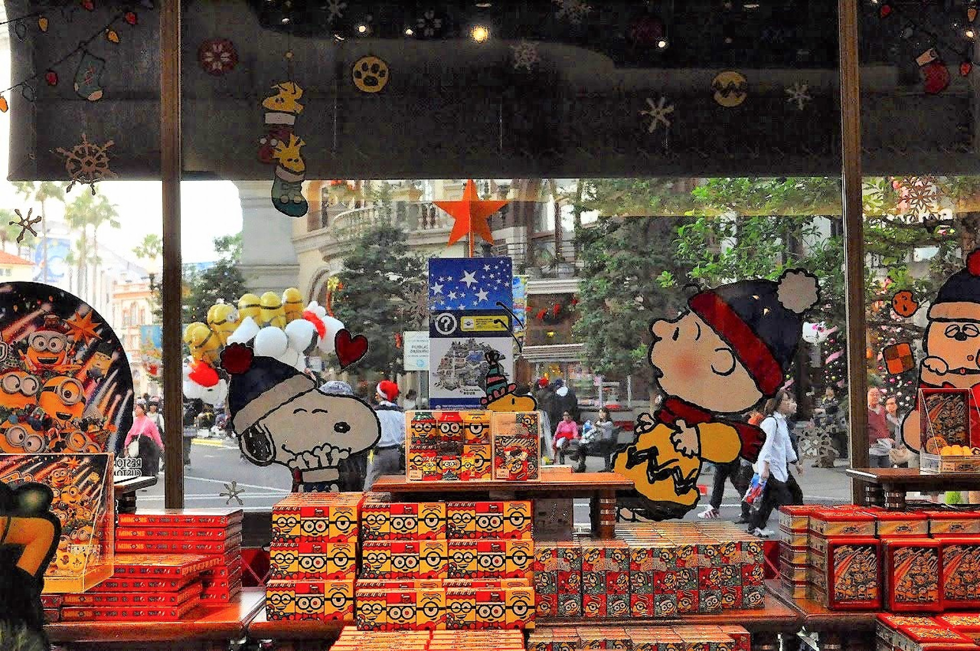 ユニバーサルスタジオストアの窓に描かれたスヌーピーとチャーリーブラウン キャステル Castel ディズニー情報