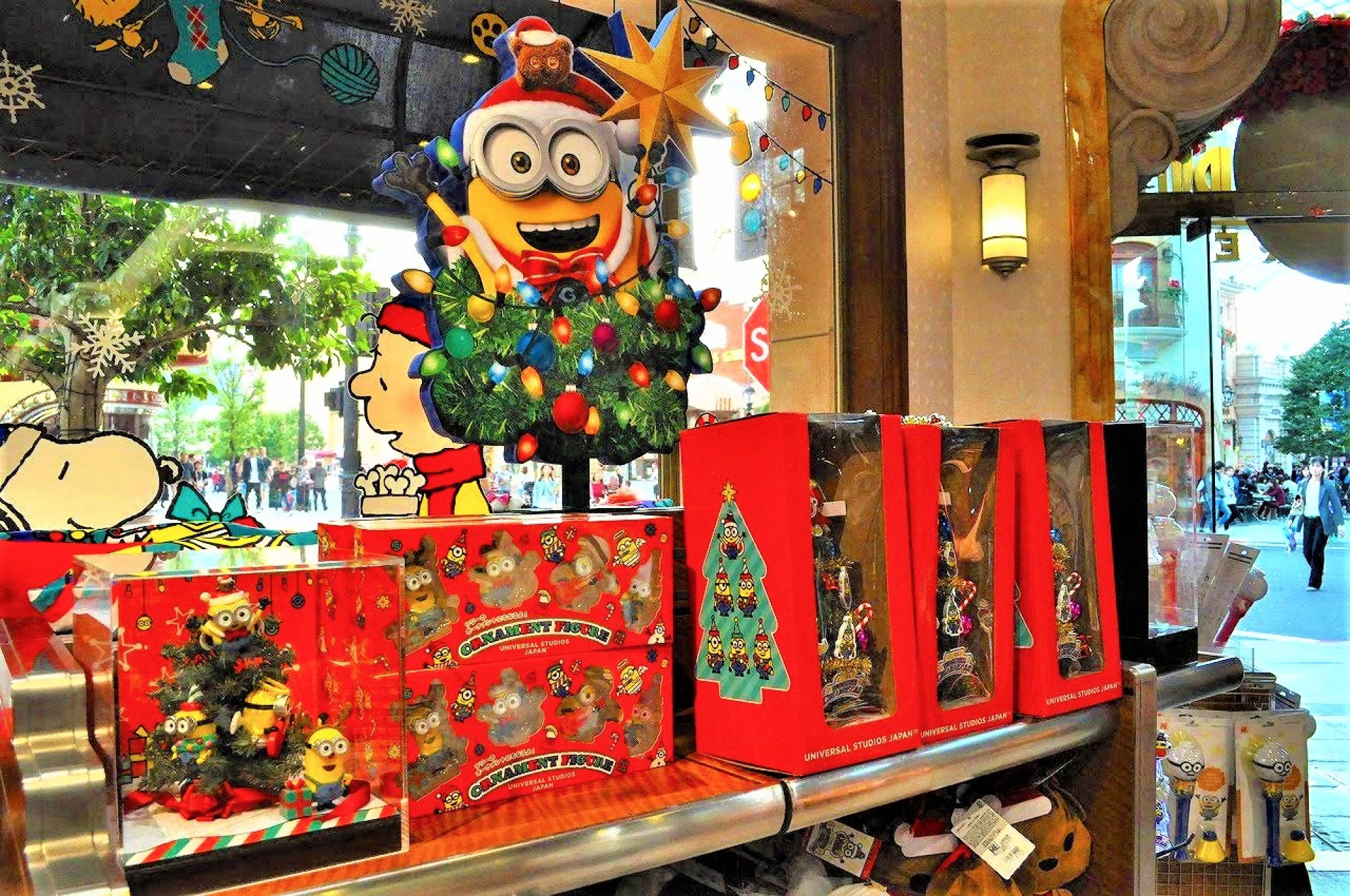 ユニバーサルスタジオストアの店内のディスプレイ 写真左がミニオンの小さなクリスマスツリー3 500円 キャステル Castel ディズニー情報