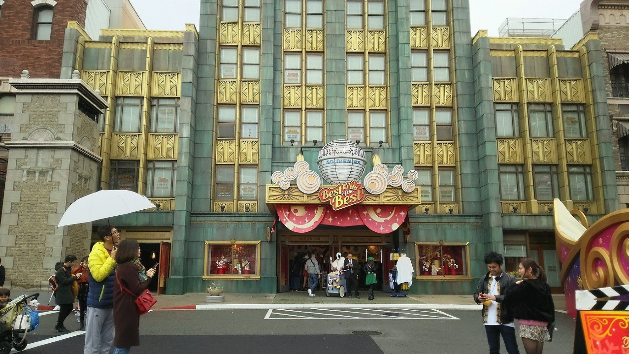 ユニバーサルスタジオジャパン Usj の ユニバーサル スタジオ スーベニア 外観は映画 スパイダーマン のセット キャステル Castel ディズニー情報