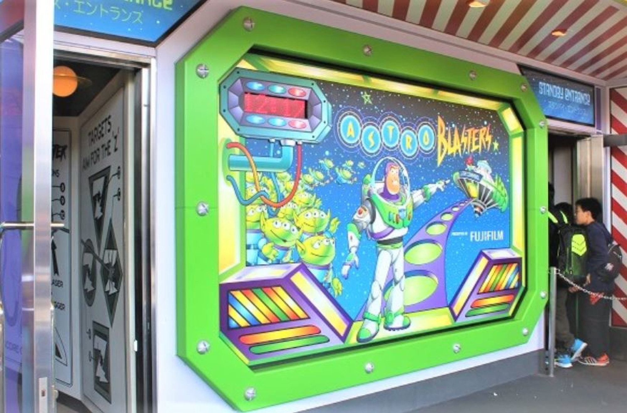 バズ ライトイヤーのアストロブラスター キャステル Castel ディズニー情報