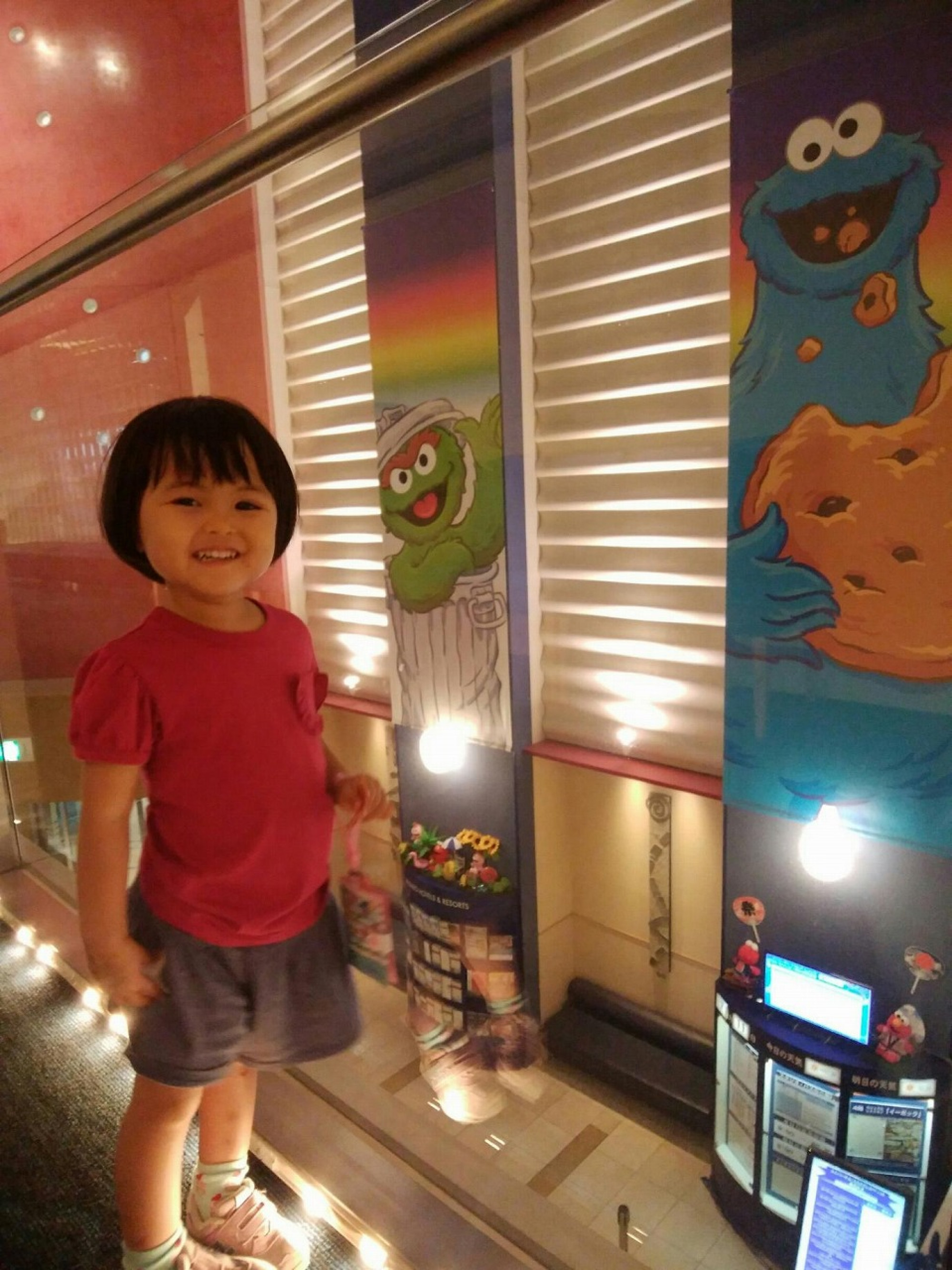 ホテル近鉄ユニバーサルシティ5階の 大戸屋 に直結する廊下から見下ろすとロビーが見える キャステル Castel ディズニー情報