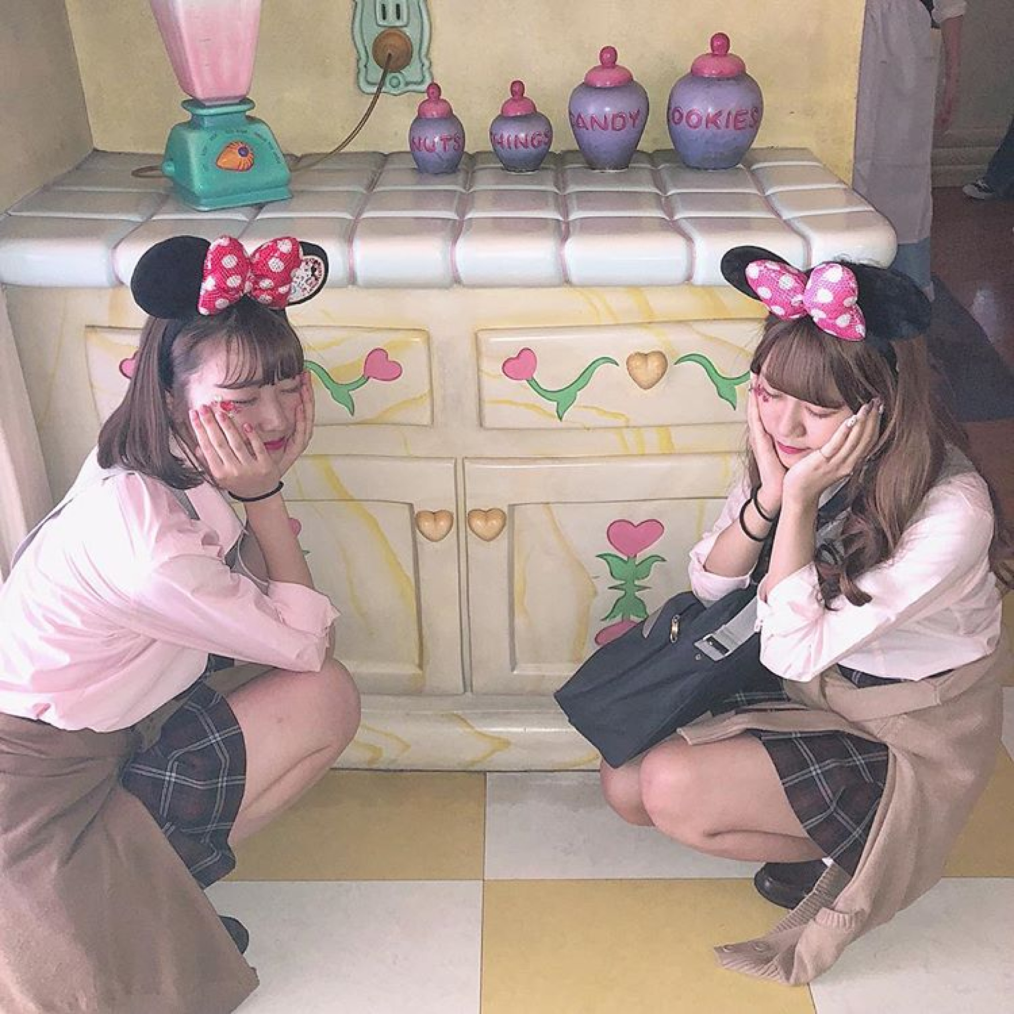 食器棚の前でしゃがみポーズ キャステル Castel ディズニー情報