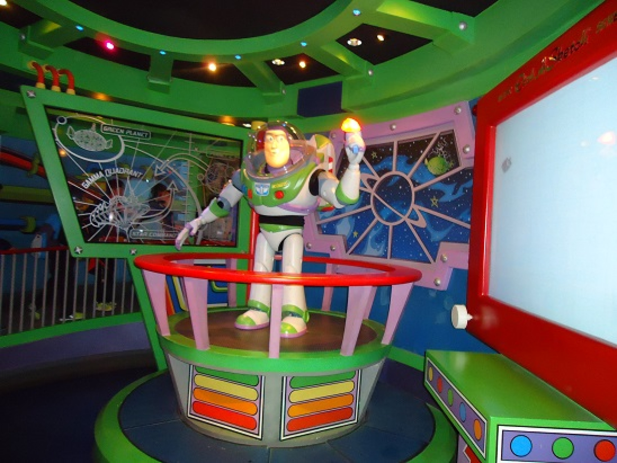 アトラクション内でバズに会えます キャステル Castel ディズニー情報