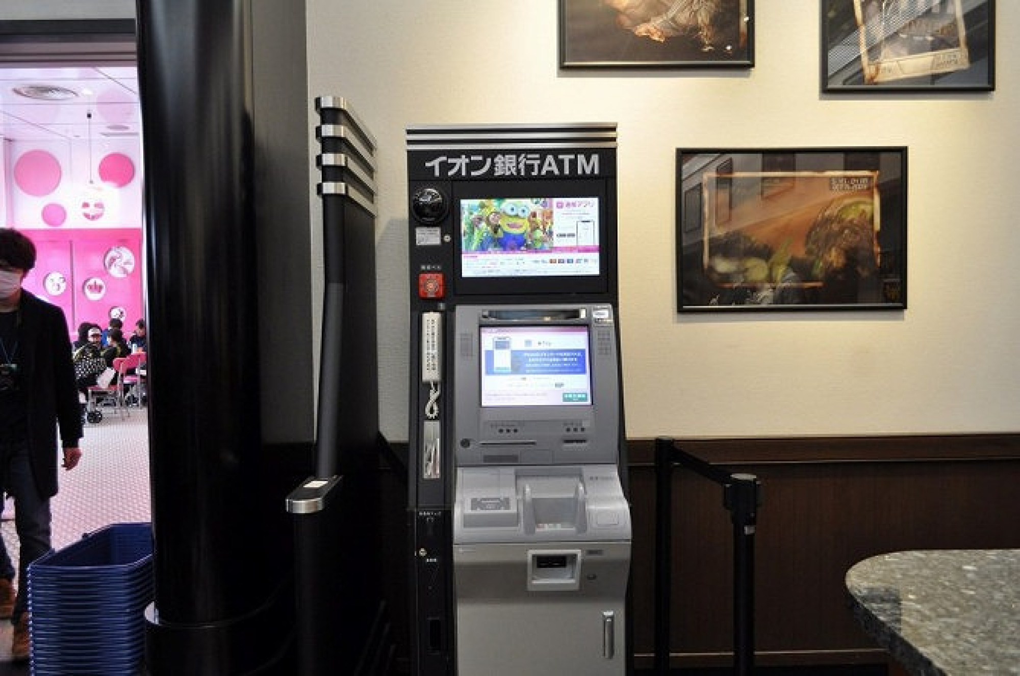 ダークルーム内のイオン銀行atm キャステル Castel ディズニー情報
