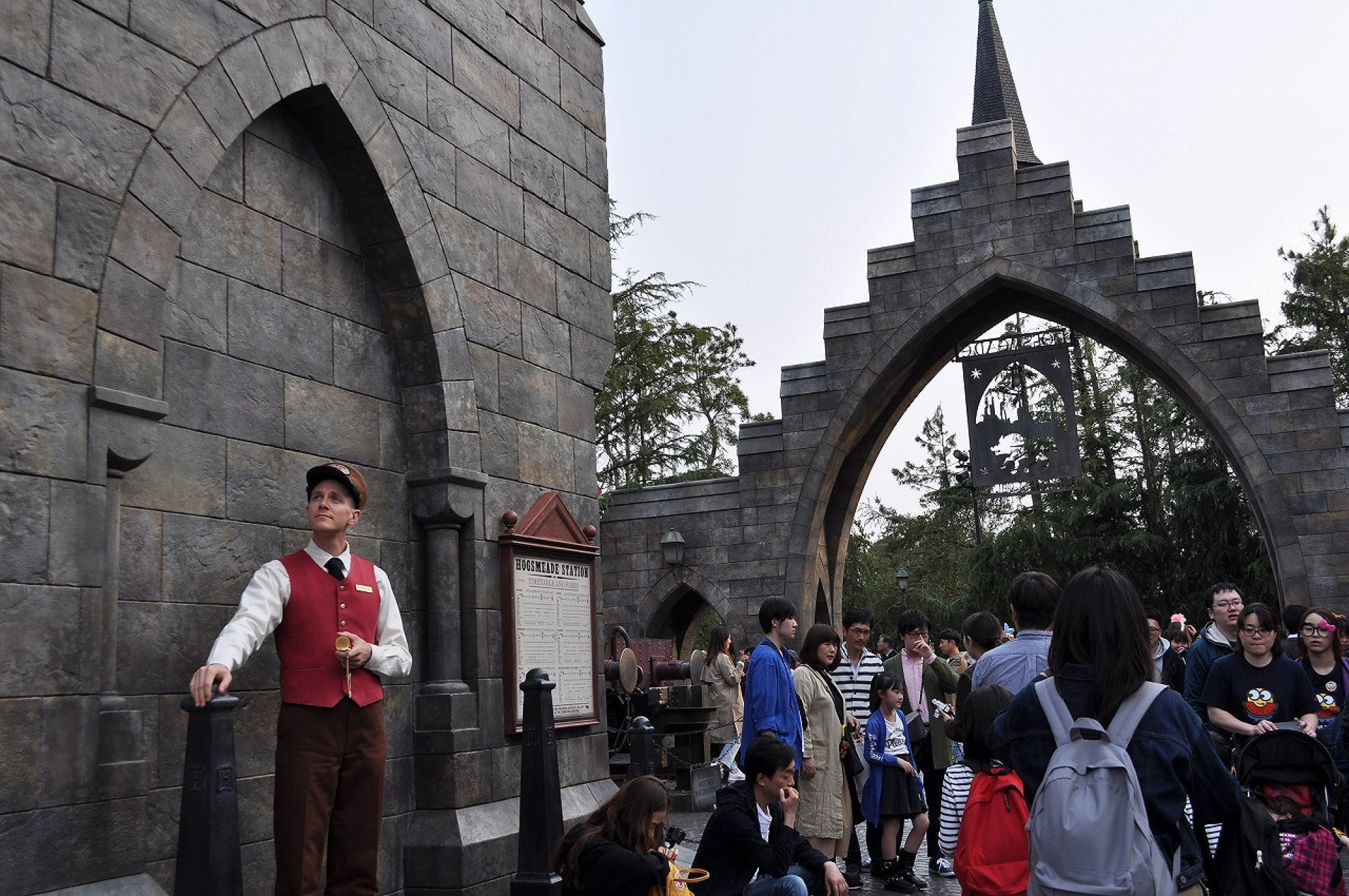 ハリー ポッターエリアの駅長とゲスト Usj キャステル Castel ディズニー情報