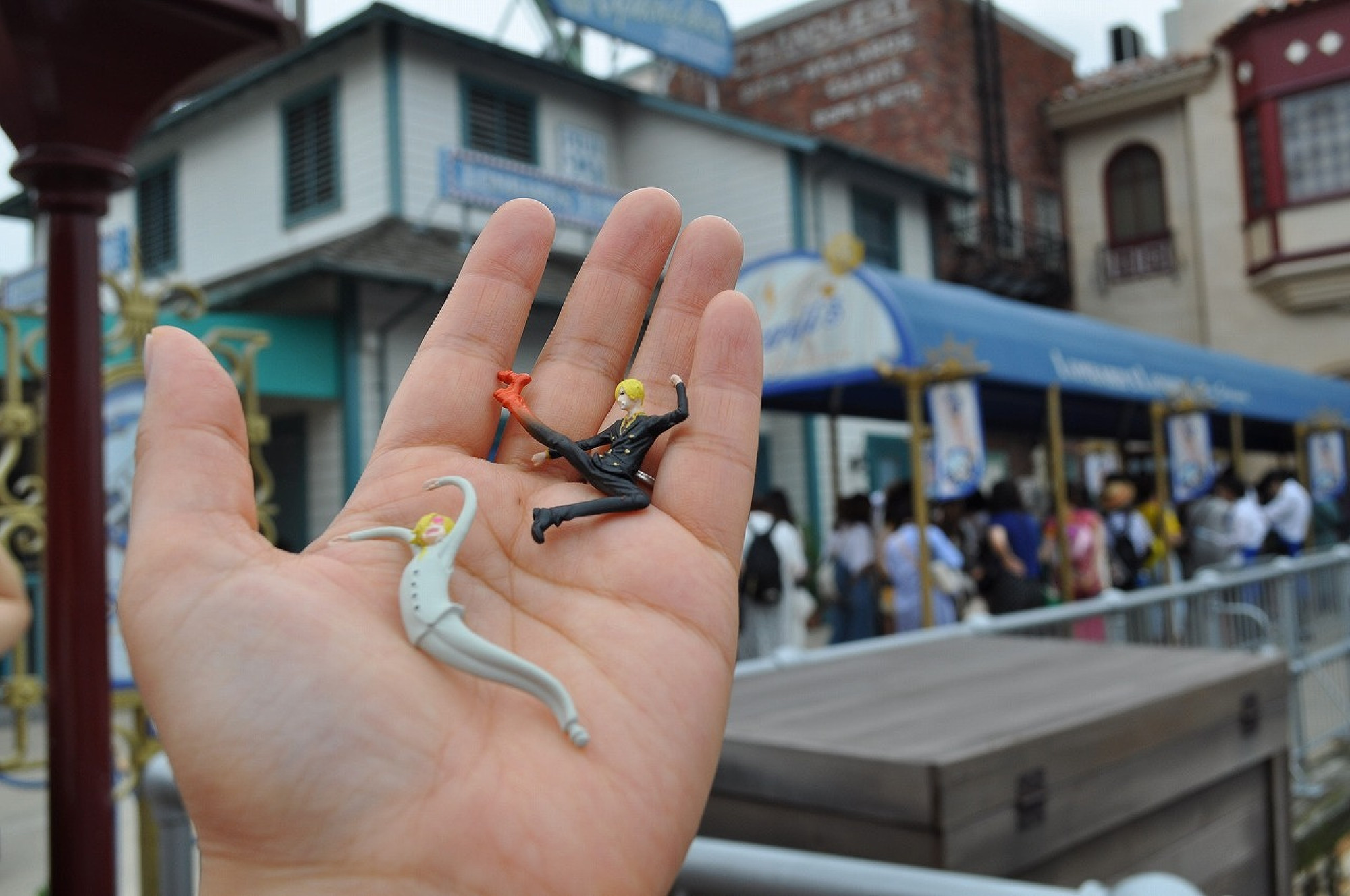 ドリンクのノベルティはサンジのフィギュア サンジの海賊レストラン キャステル Castel ディズニー情報