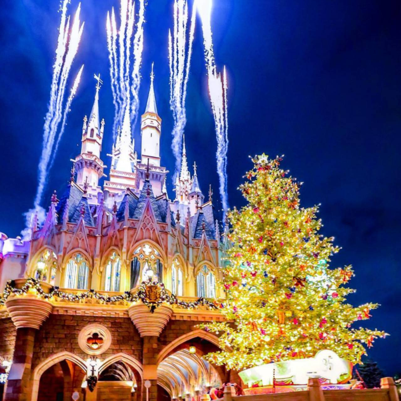2019】ディズニークリスマスツリーまとめ！ディズニーランド・シー・ホテルのデコレーションも！