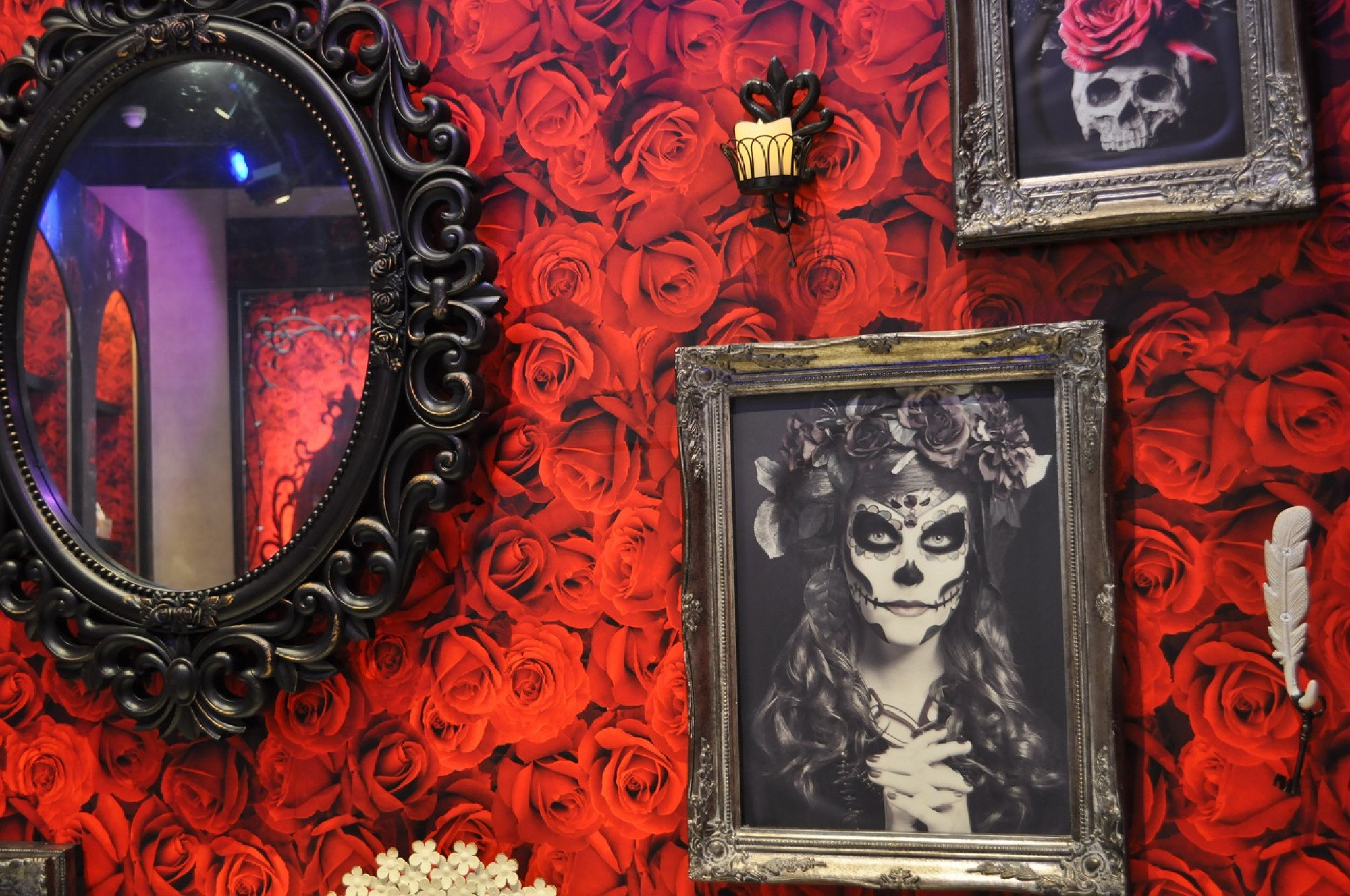 ユニバーサルスタジオストア ユニバーサルシティーウォーク店 ホテルアルバート のフォトスポットには一面薔薇の壁紙が キャステル Castel ディズニー情報