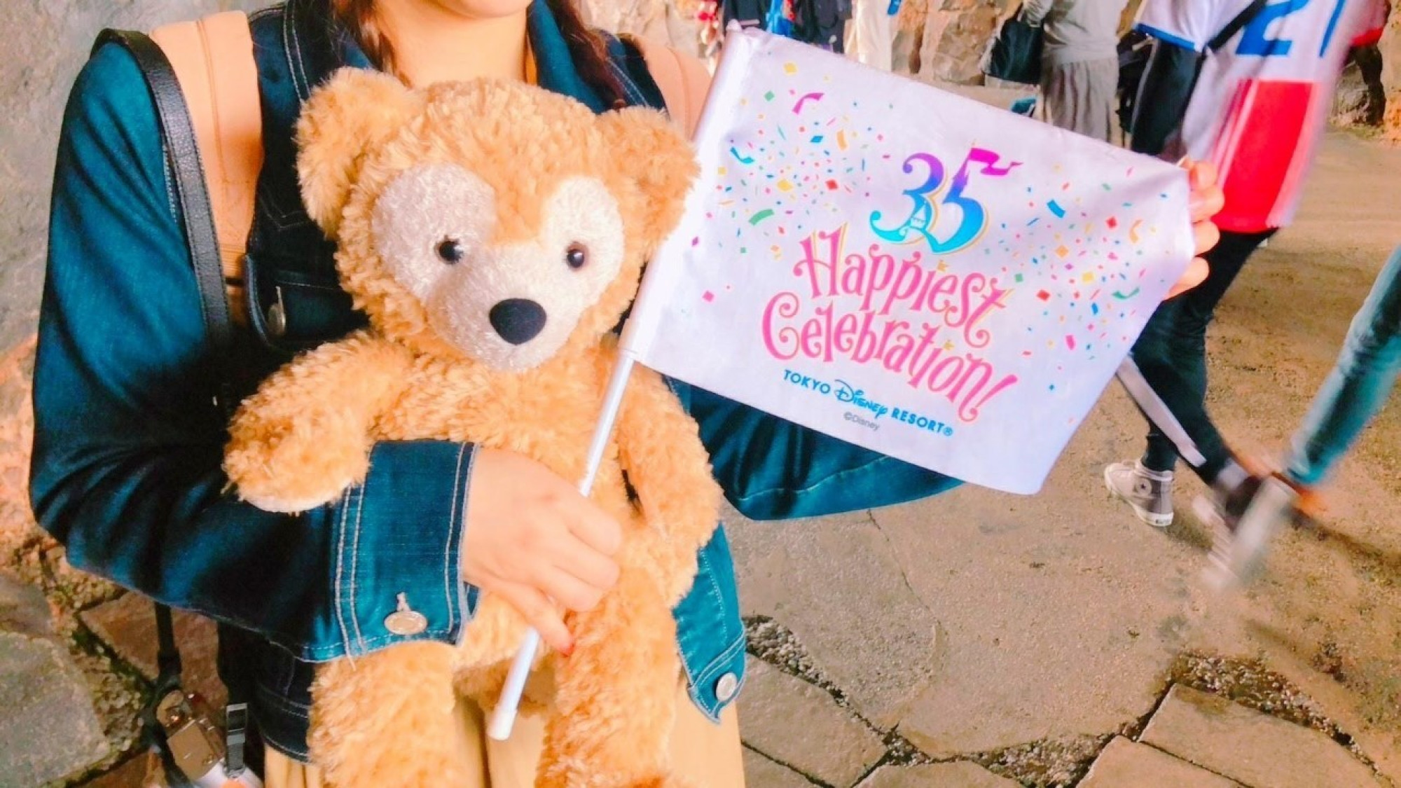 35周年のフラッグとダッフィー キャステル Castel ディズニー情報