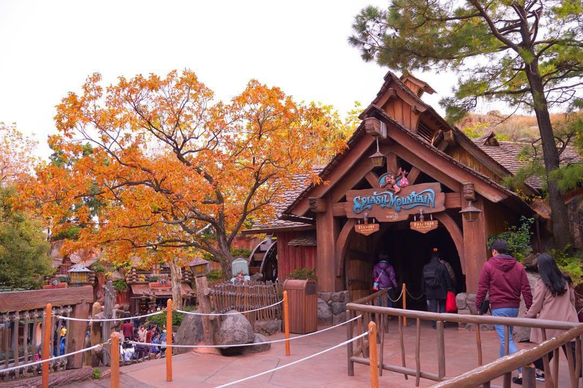 スプラッシュ マウンテンのファストパスはこちらで取得 キャステル Castel ディズニー情報