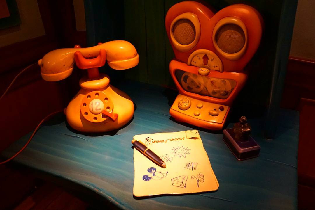 ミッキー家のデスク上にある電話 キャステル Castel ディズニー情報