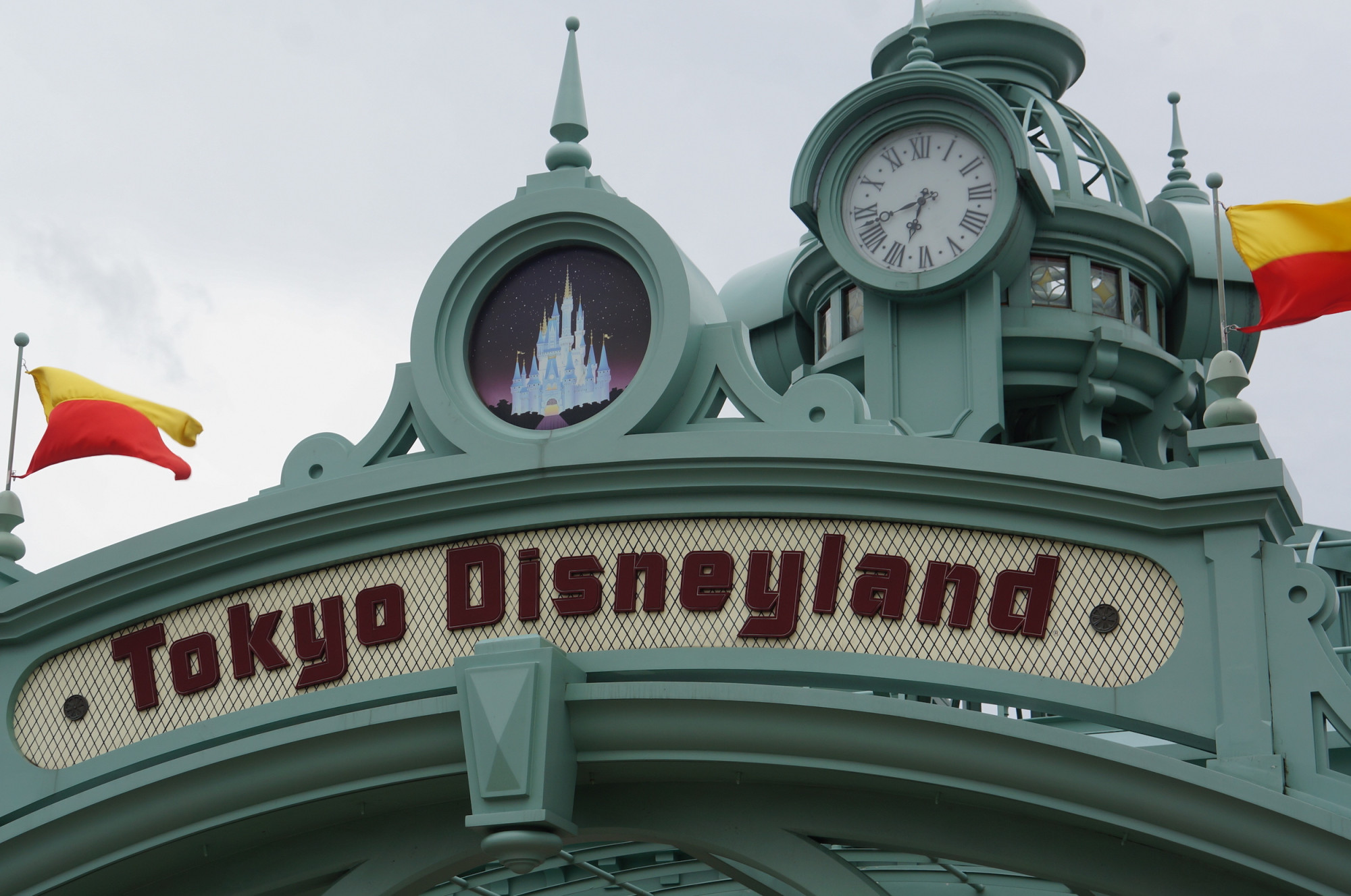 舞浜駅から1番最初に見るシンデレラ城と時計 キャステル Castel ディズニー情報