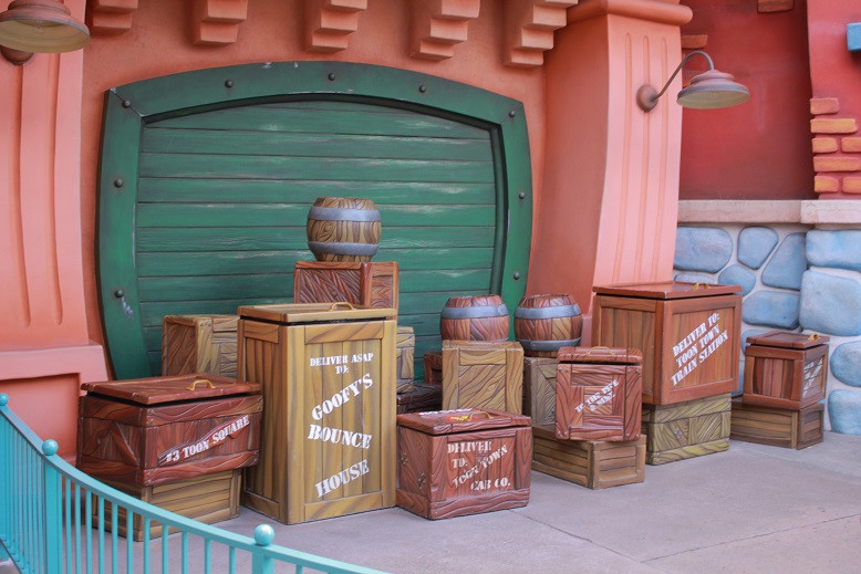 トゥーンタウンの木箱です どんな荷物があるのでしょうか キャステル Castel ディズニー情報