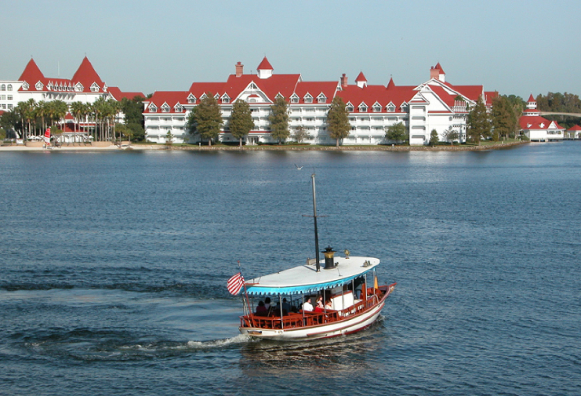 マジックキングダムとグランドフロリディアンをつなぐボート キャステル Castel ディズニー情報