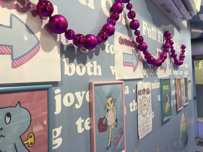 イラストが飾られた壁