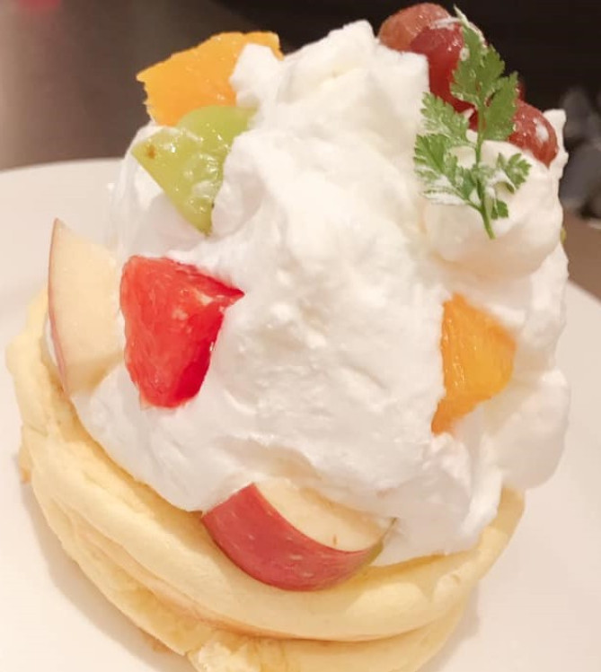 新鮮なフルーツたっぷりのパンケーキ