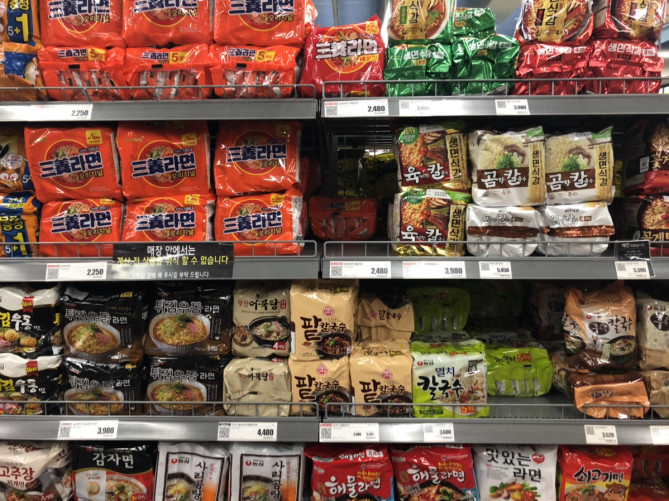 マートのラーメン売り場