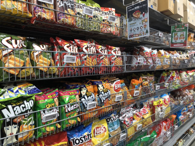 マートのお菓子コーナー