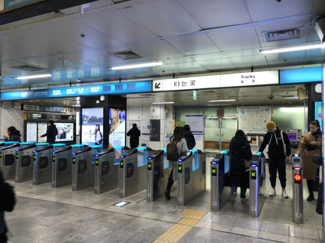 明洞駅の改札の様子