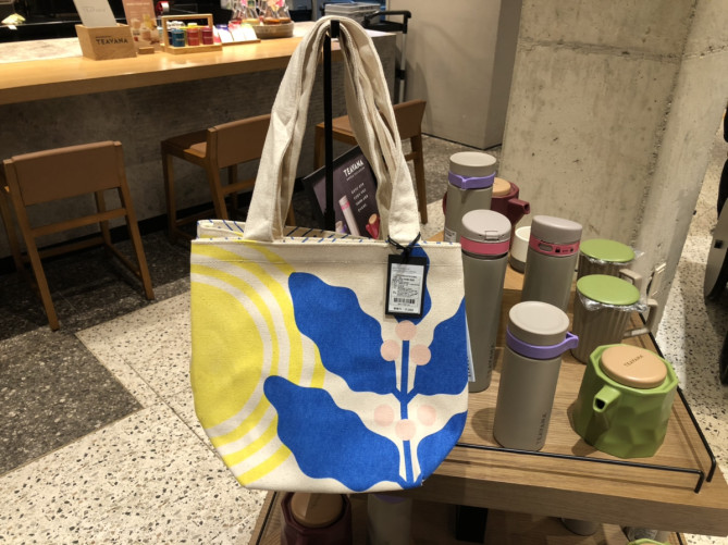 シンプルなデザインのエコバッグ