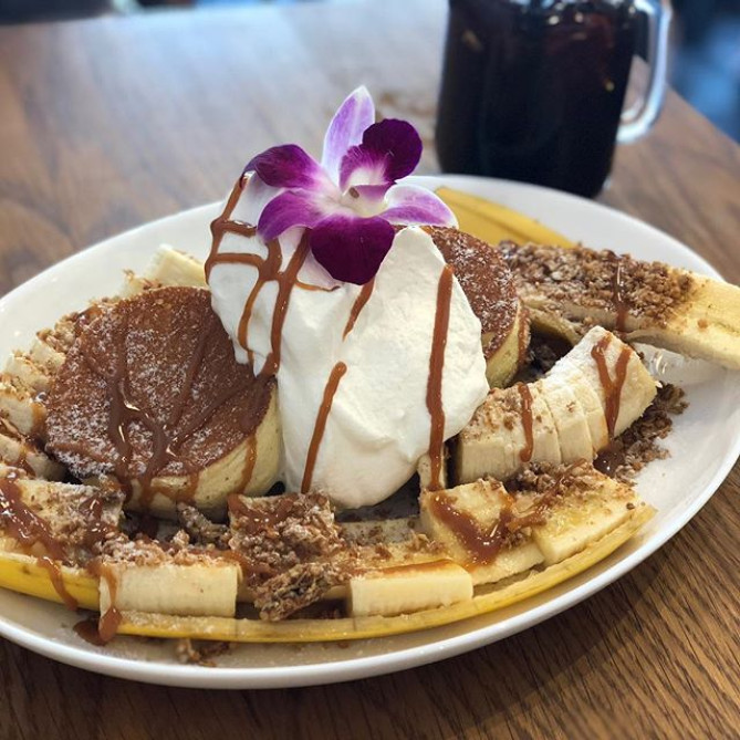 「サニー・デイズ」のキャラメルバナナパンケーキ