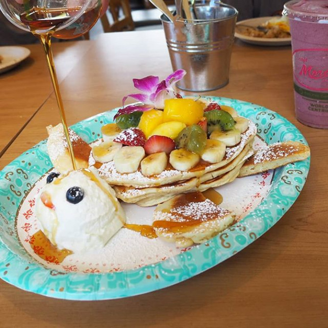 「カフェ・モーリーズ」のホヌ・フルーツパンケーキ