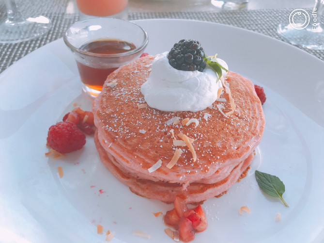 「サーフラナイ」のピンクパレス・パンケーキ