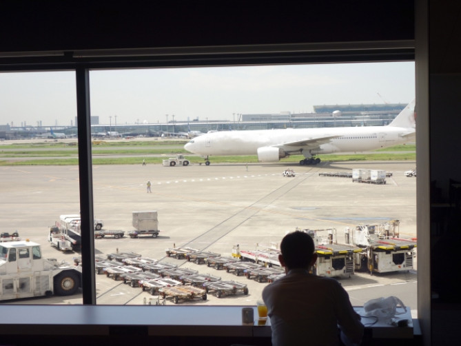 滑走路に望むラウンジ