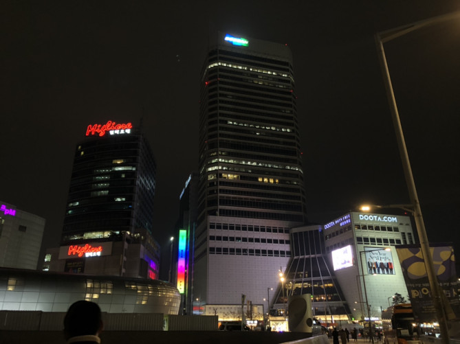 朝方まで営業するファッションビル