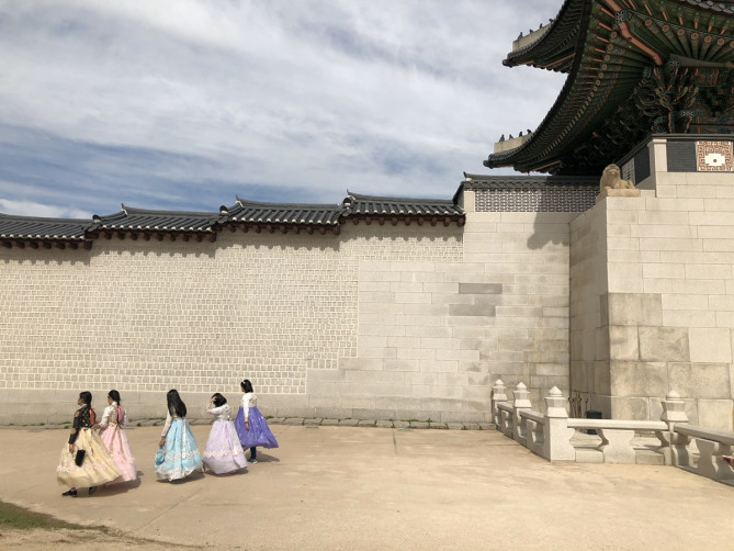 韓国の伝統衣装を着た旅行客