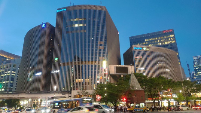 高層ビルが立ち並ぶ数寄屋橋前