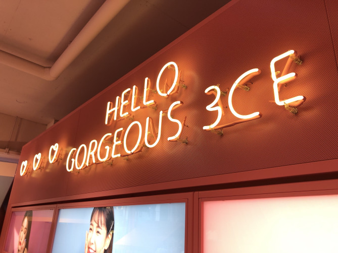 3CEのネオンライト