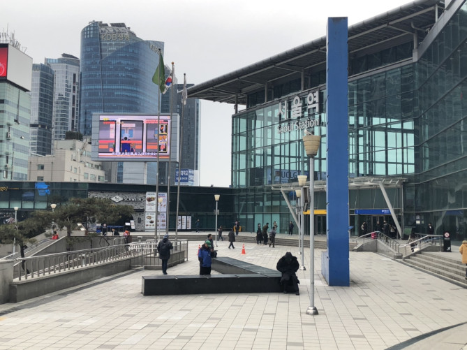 毎日たくさんの人が利用する昼間のソウル駅
