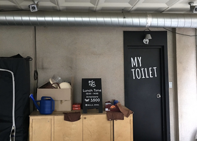 お店の外に設置された韓国カフェのトイレ